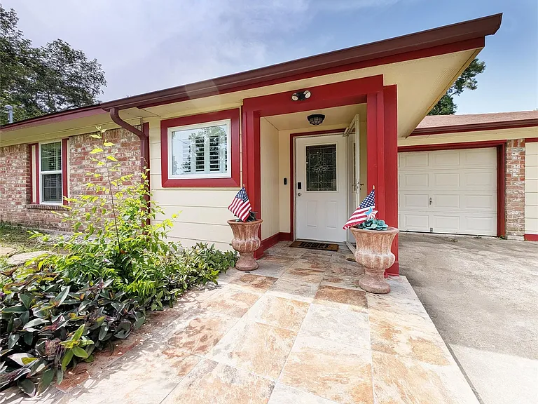 3215 Royal Oaks Dr — Photo 1