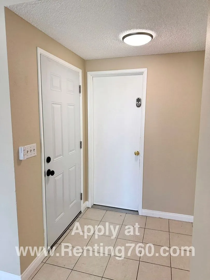 Coming Soon - Spacious And Updated 3 Bed 2 Bath Home! — Photo 2