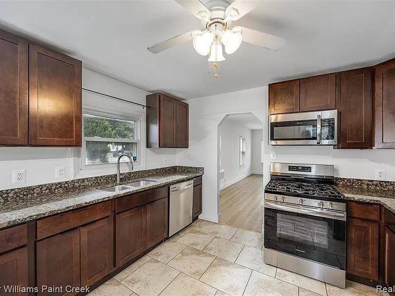 23465 Easterling Ave — Photo 9