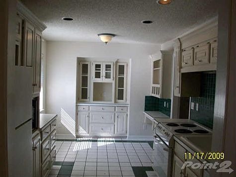 4th image of 2427 Greenhill Dr