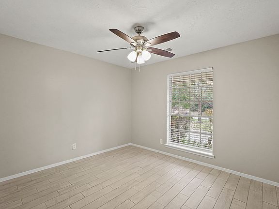 3rd image of 105 Navajo St