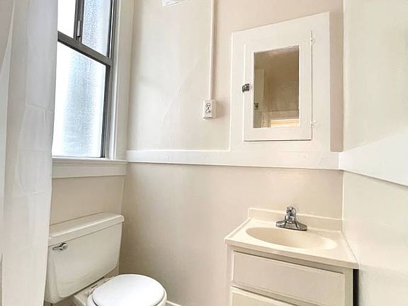 3rd image of 3870 Sacramento St #3