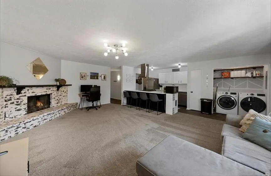 526 Windsor Dr — Photo 2