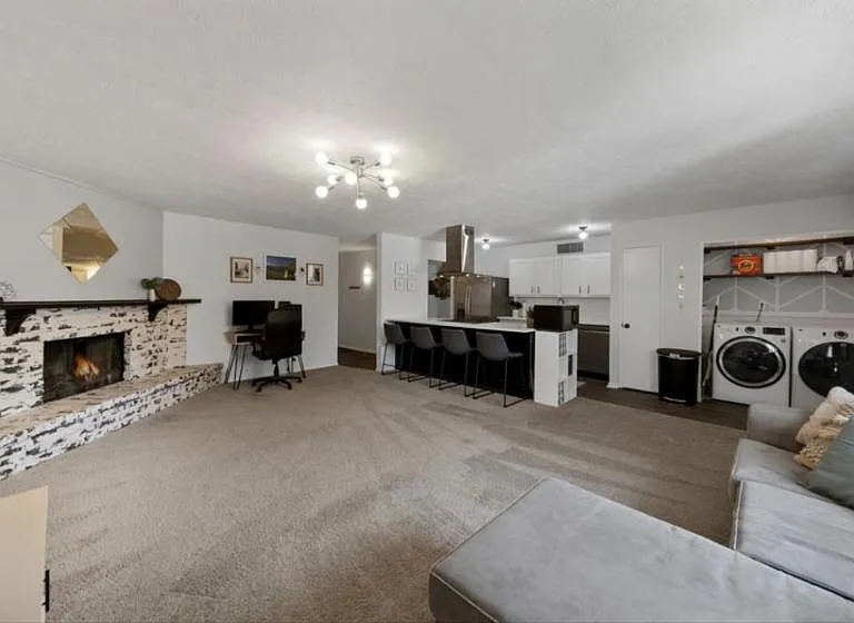 526 Windsor Dr — Photo 2
