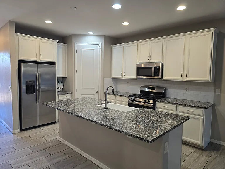 4343 W Kirkland Ave — Photo 2
