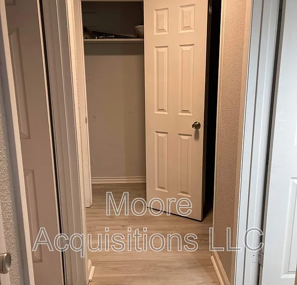 302 E Kansas St — Photo 8