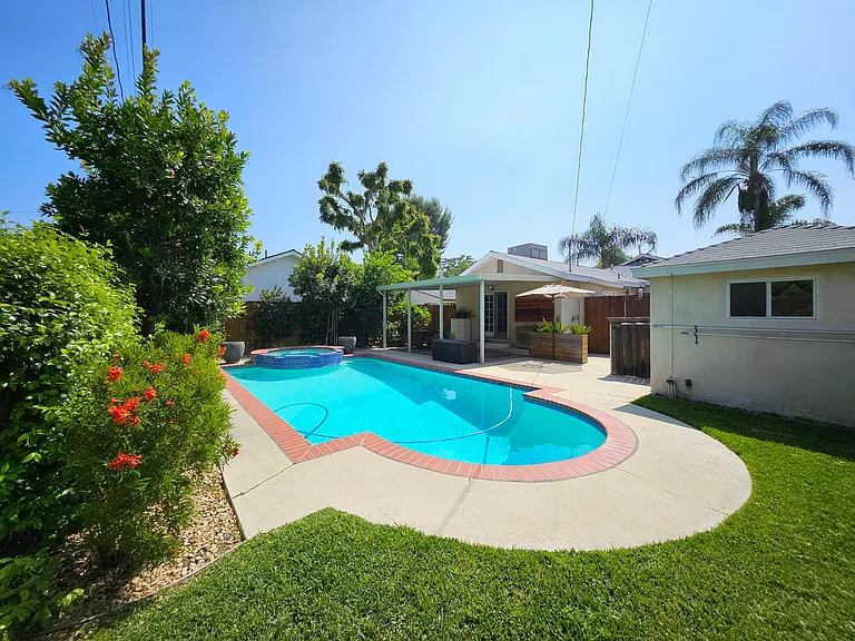 906 N Parish Pl — Photo 24