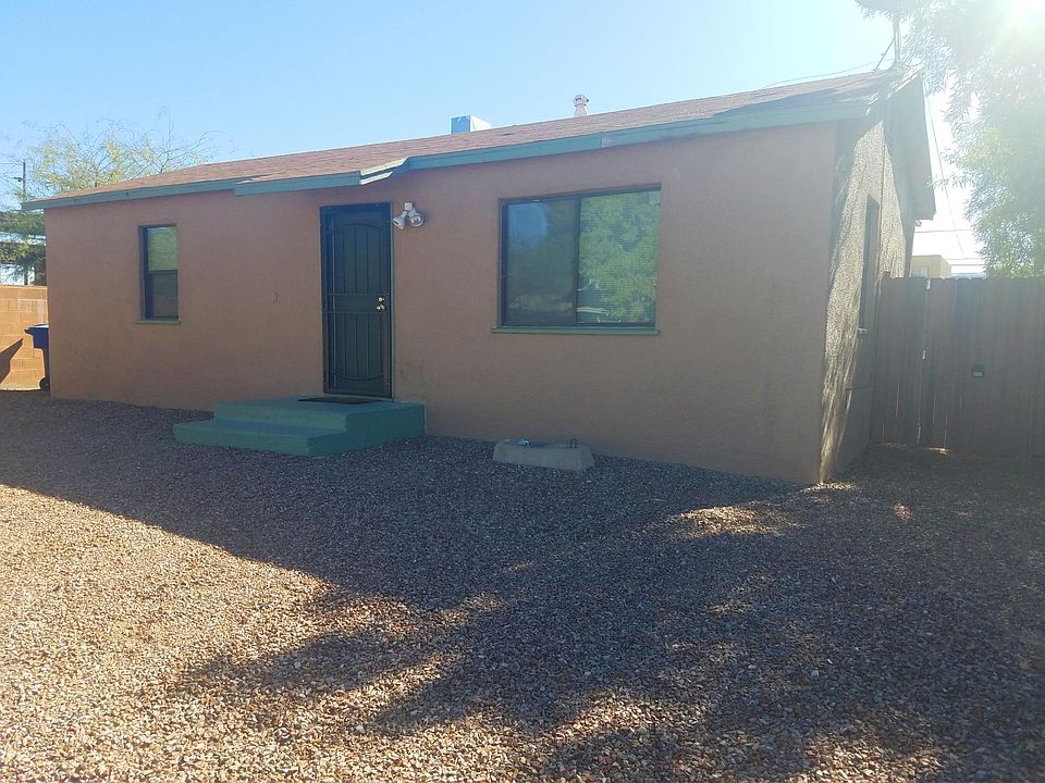 Plenty of Parking and walking distance to UofA.