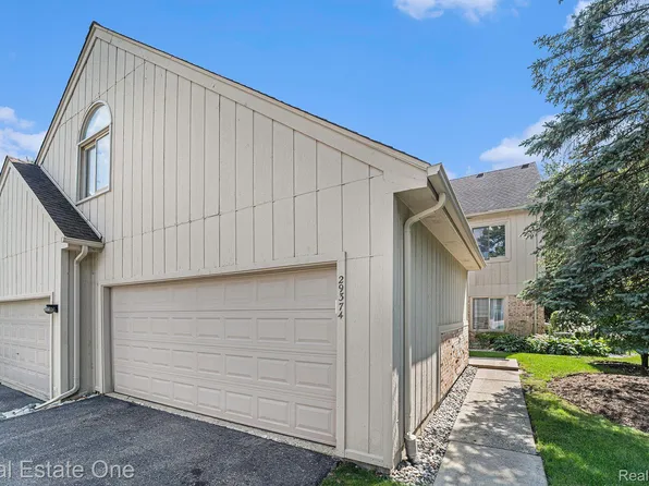29374 Laurel Dr, Farmington, MI 48331