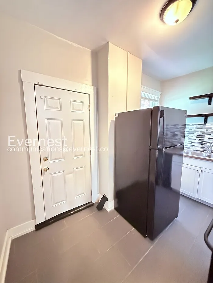 3 bed, 1.0 bath, 1100 sqft, $1,245 — Photo 3