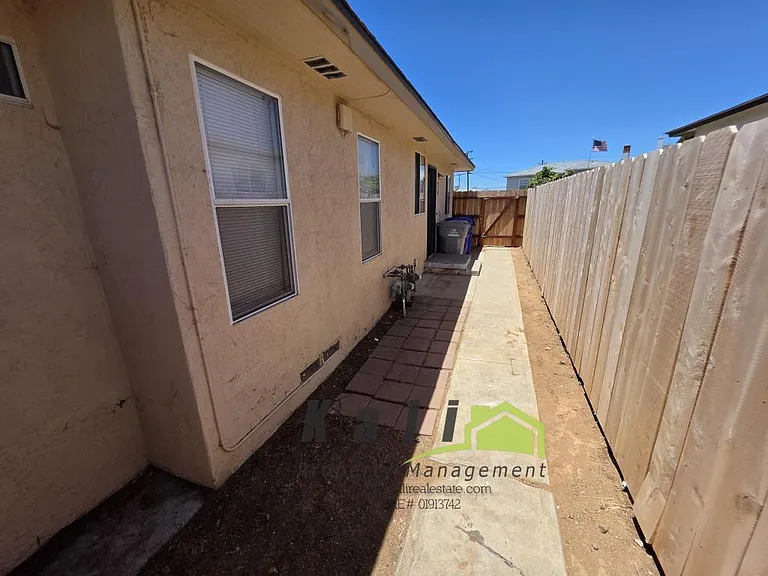 2141 Flintridge Dr — Photo 13