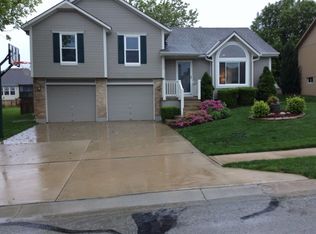 1013 Wiltshire Blvd, Raymore, MO 64083