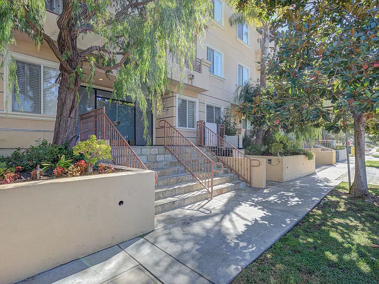 1444 S Point View St #204 — Photo 39