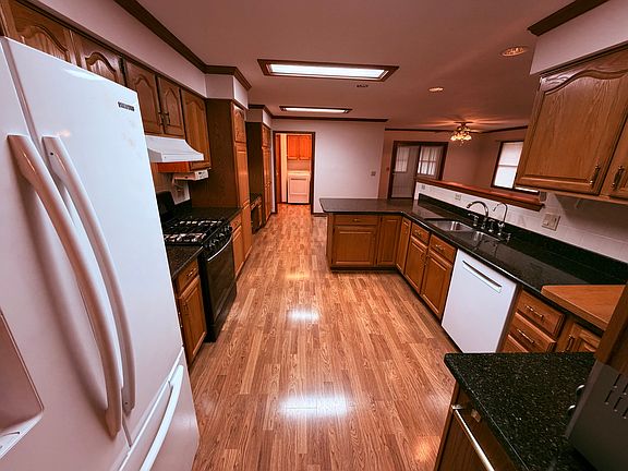 2nd image of 281 Lorraine Pl