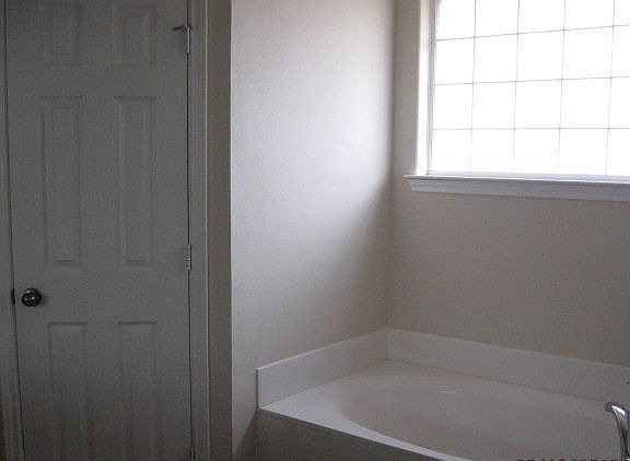 5th image of 10701 Elkhart Ave