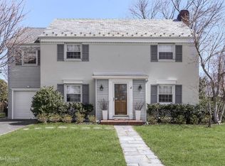 95 Lefferts Rd, Garden City, NY 11530