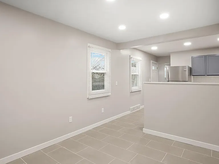976 S 50th Ave — Photo 22