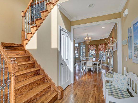 4th image of 1658 W End Dr