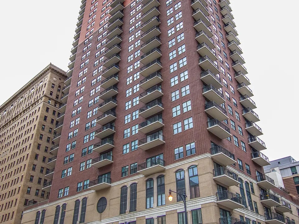 41 E 8th St #1403