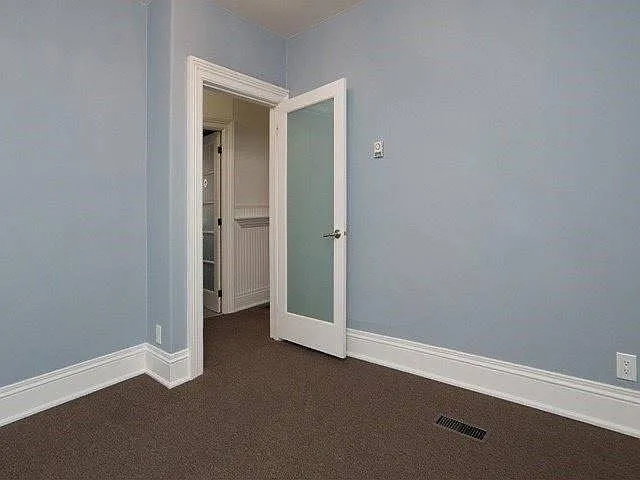 111 Ainslie St N #3 — Photo 4