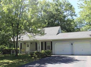 17 Van Winkle Dr, Rensselaer, NY 12144