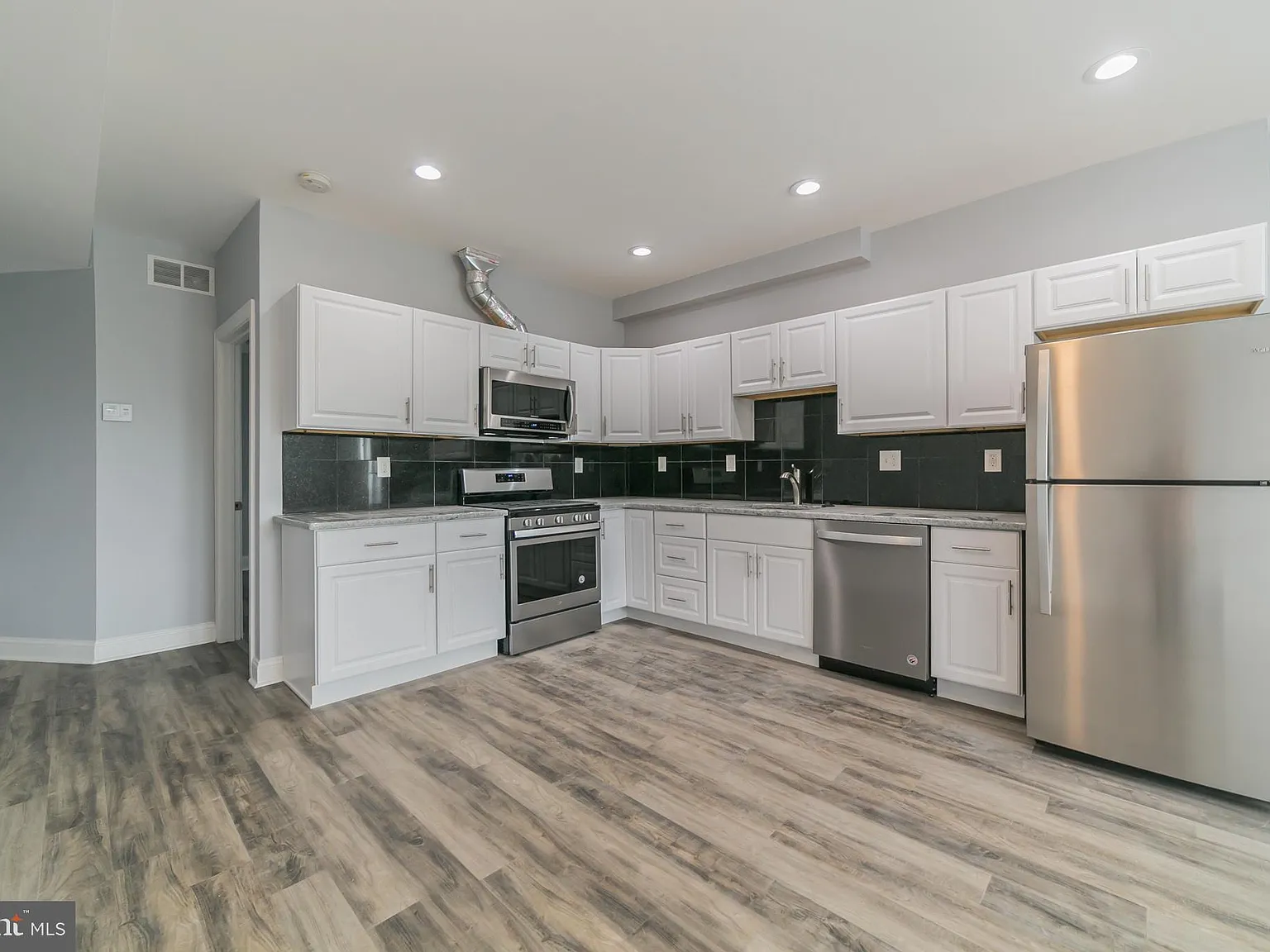 2 bed, 1.5 bath, 600 sqft, $2,100 — Photo 3