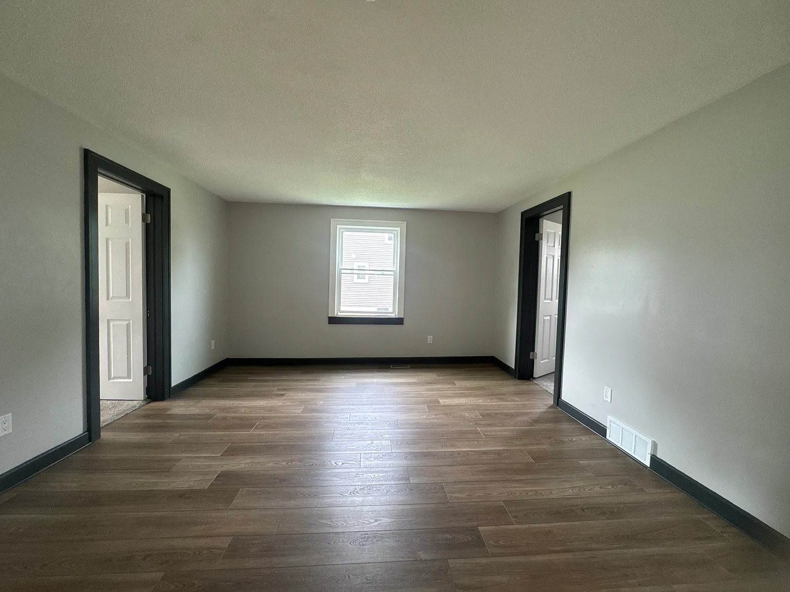 2 bed, 1100 sqft, $1,200 — Photo 2