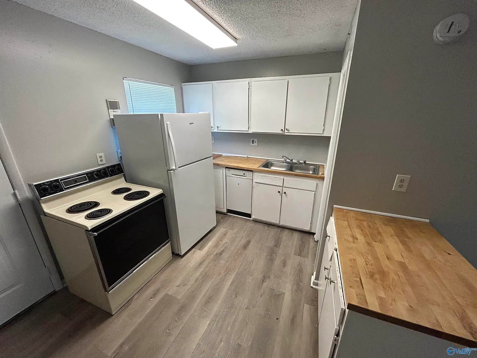 2 bed, 1.5 bath, 975 sqft, $900 — Photo 3