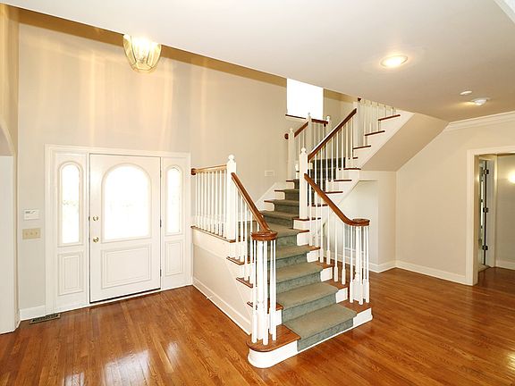 5th image of 214 Westbury Ct
