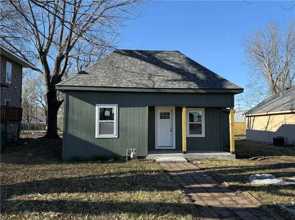708 Pacific Ave, Osawatomie, KS 66064