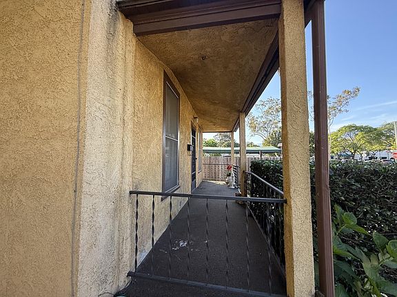 5th image of 329 Santa Barbara St