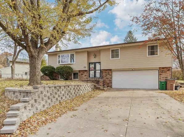 1019 Maplenol Dr, West Des Moines, IA 50266