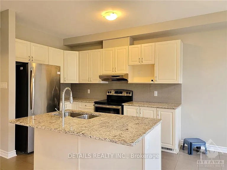 251 Saddleback Cres — Photo 12