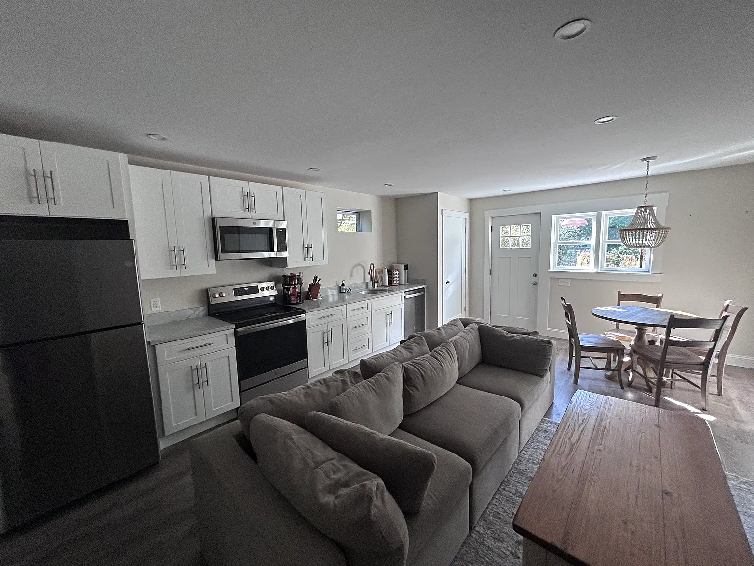 Studio, 575 sqft, $2,100 — Photo 3