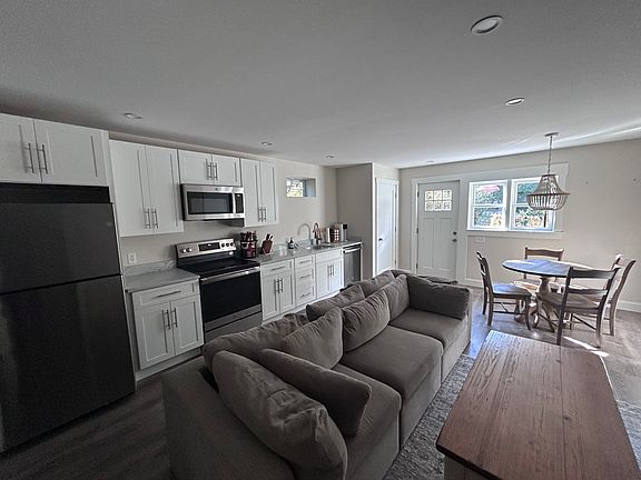 Living room/kitchen/dining room