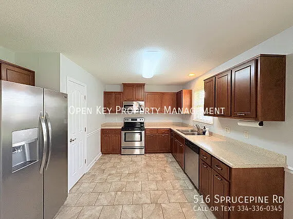 Beautiful 4 bedroom, 2 bath home for rent in Dothan, AL. This home features a fenced in backyard ... — Photo 4