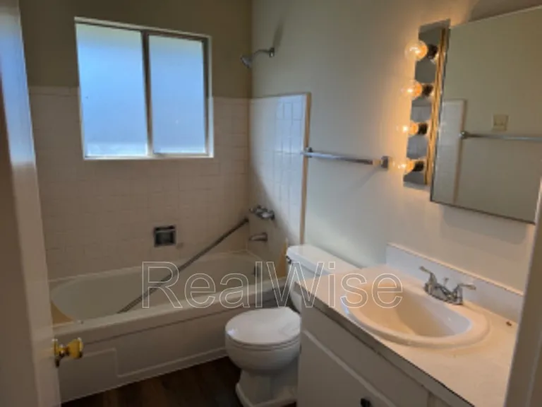 217 NW 7th St — Photo 9