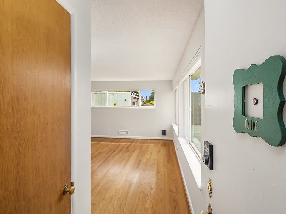Welcome to "Olive" - one of 4 units in this darling 1950s 4plex that has been restored and is in a prime neighborhood - just a couple blocks from the lake!