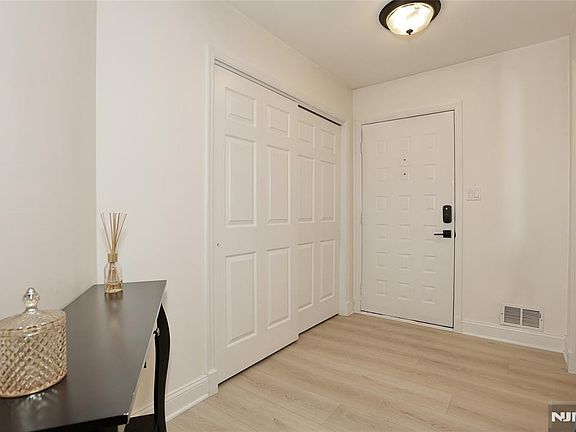 5th image of 1 Tulip Cres APT 1A