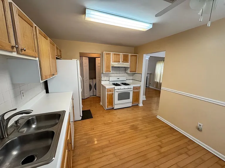 2025 Baramore Oaks Dr — Photo 13