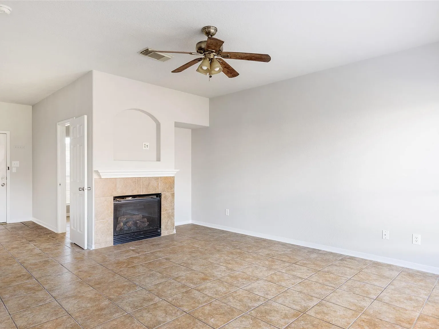 3 bed, 2.5 bath, 2031 sqft, $2,300 — Photo 4