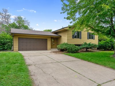 569 Woodhill Dr, Roseville, MN, 55113