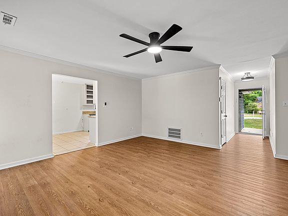 3rd image of 811 Bedford Park