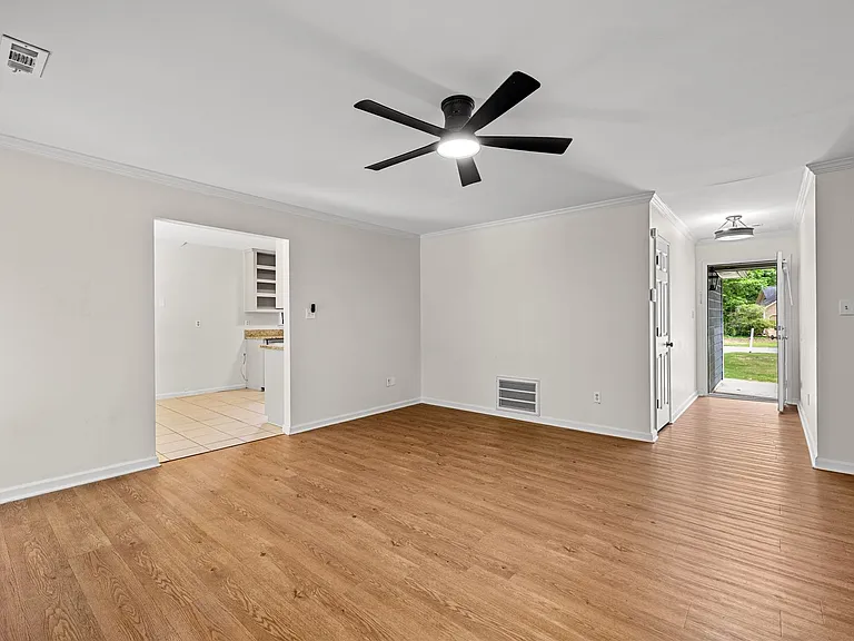 811 Bedford Park — Photo 3