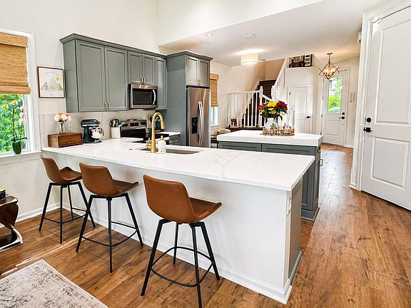 4th image of 16405 Capilano Court
