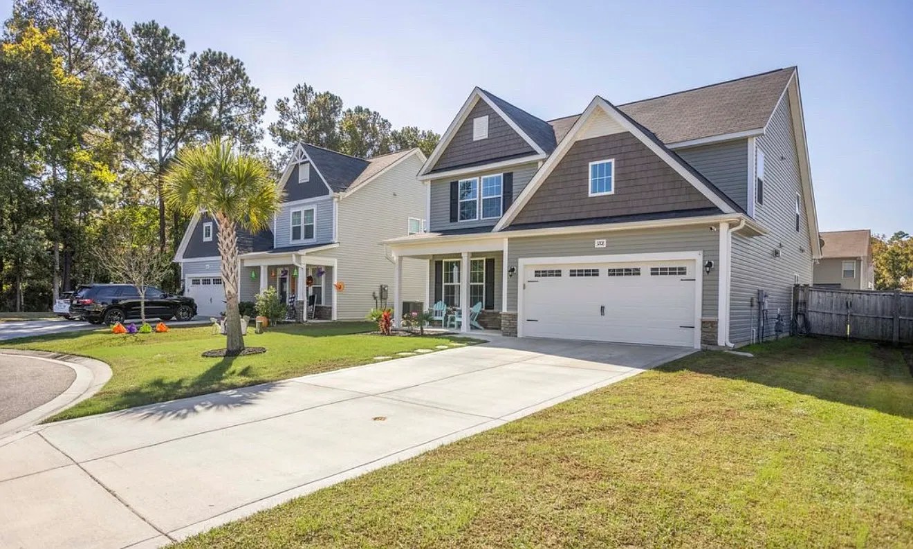 5 bed, 2.5 bath, 2430 sqft, $3,395 — Photo 2