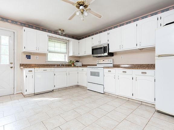 3rd image of 13125 Chapel Hills Dr