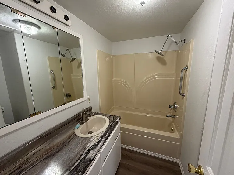 4305 Altamont Dr — Photo 7