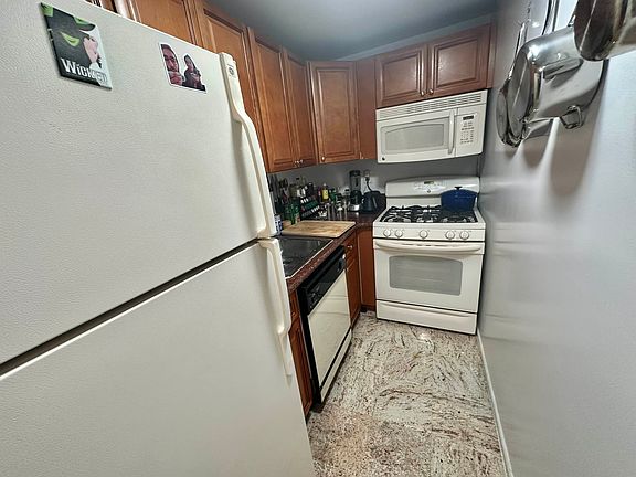 3rd image of 121 E 12th St APT 4G