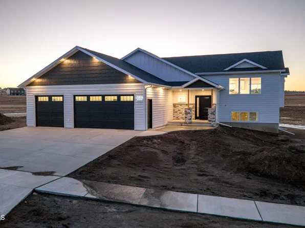 3511 Silver Leaf Ave NW, Mandan, ND 58554
